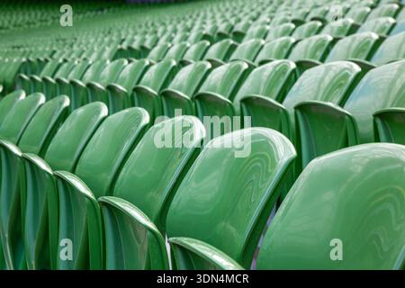 Sitzreihen leere grüne Kunststoff in einem Sportstadion Stockfoto