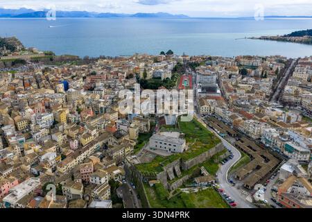 Blick auf die Drone mit Blick auf die dichte städtische Architektur von Korfu-Stadt in Richtung der alten Festung und des Blauen Ionischen Meeres, der Insel Kerkyra, Griechenland, dem Mittelmeer Stockfoto