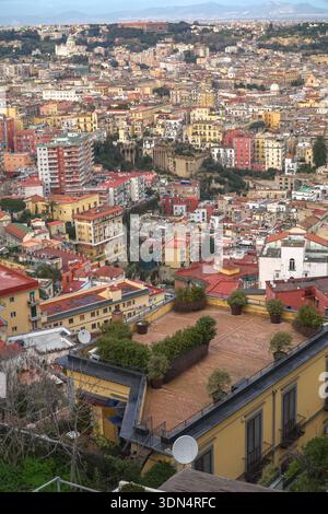 Neapel, Neapel, Italien. Blick aus einem hohen Winkel mit dichtem Stadtgebiet, farbenfroher traditioneller Architektur und gekachelter Dachterrasse. Stockfoto