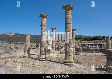 Großer Panoramablick auf das römische Theater und die umliegenden Ruinen in Baelo Claudia in Bolonia Cadiz Spanien. Stockfoto