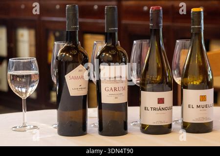 Jerez, Spanien - 23. Juli 30: Eine Auswahl an Weinflaschen auf einem Tisch mit Weingläsern, mit verschiedenen Etiketten und Sorten Stockfoto