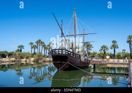 Historische Nachbildung einer spanischen Karawane, die an der Muelle de las Carabelas in Palos de la Frontera Huelva Spanien angedockt wurde. Stockfoto