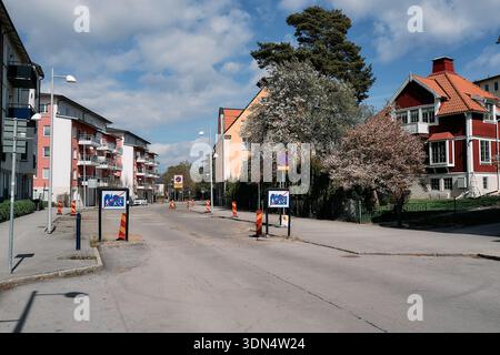 Eine ruhige Straße mit einem blauen Schild. Die Straße ist leer und es sind weder Autos noch Menschen zu sehen. Nynashamn, Stockholmer County, Schweden, 11. Mai 2025. Stockfoto