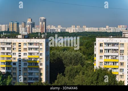 Wohngebäude am Ufer des Flusses Moskva an einem sonnigen Tag Stockfoto
