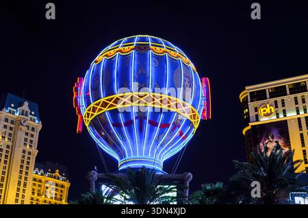 8. Februar 2026 Las Vegas NV USA der Heißluftballon steht in der Nähe der Palmen des Hotelkasinos hoch mit hellen Lichtern bei Nacht auf Las Vegas. Stockfoto