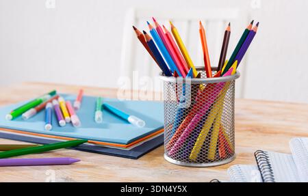 Konzept der Vorbereitung auf die Schule. Verschiedene Schulmaterialien auf dem Tisch Stockfoto