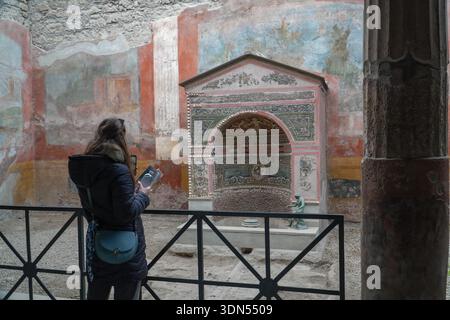 Nymphaeum, kleiner Schrein Brunnen mit Muscheln und Mosaiken in den Ruinen von Pompeji, Italien. Antike römische Kunstfertigkeit, die nach 79 n. Chr. erhalten wurde Stockfoto