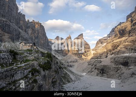 Rifugio Alberto e Maria ai Brentei, Castelletto Superiore und Cima Sella, Bocca di Tuckett im Rücken, Brenta, Brent Stockfoto