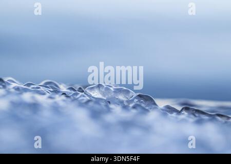 Nahaufnahme von eisbedecktem Wasser in verschiedenen Blautönen mit mystischer Aura, Korpostroem, Korpo oder Korppo, südwestlicher Archipel, Finnland Stockfoto