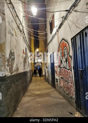 Enge Gasse bei Nacht, beleuchtet mit Wänden mit Graffiti und urbanem Flair, Medina, Casablanca, Marakesh Stockfoto