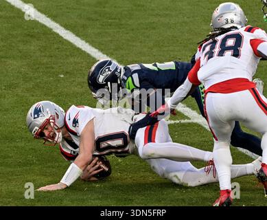 Santa Clara, Usa. Februar 2026. Der New England Patriots Quarterback Drake Maye (10) wird am Sonntag, den 8. Februar 2026, von Seattle Seahawks Cornerback Devon Witherspoon (21) im ersten Viertel des Super Bowl LX im Levi's Stadium in Santa Clara, Kalifornien, entlassen. Foto: Jon SooHoo/UPI Credit: UPI/Alamy Live News Stockfoto