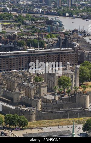 Blick auf den Tower of London und die Themse von Sky Gardens, London, England, Großbritannien Stockfoto