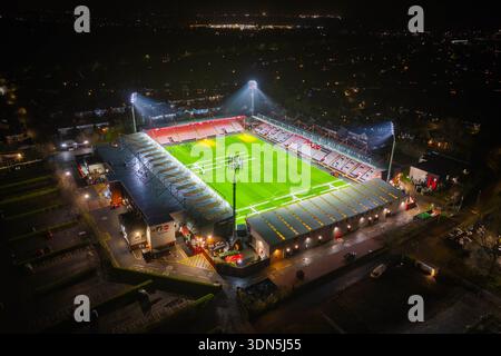 Allgemeine Luftaufnahme eines mit Flutlicht beleuchteten Vitality Stadions, Heimstadion des englischen Premier League-Teams AFC Bournemouth. Stockfoto