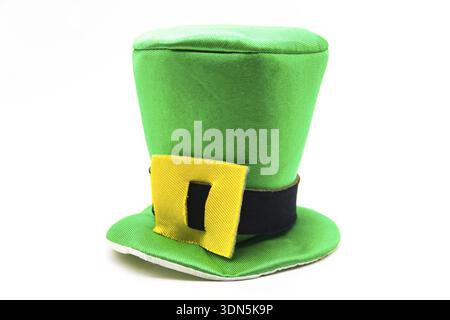 Grüner Hut auf weißem Hintergrund, St. patricks Day Concept, Argentinien, Argentinien Stockfoto