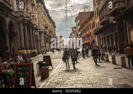 BOLOGNA, ITALIEN 17. JUNI 2020: Via Rizzoli in Bologna, Italien mit seinem historischen Gebäude Stockfoto
