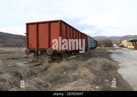 Verlassenen alten Eisenbahnwaggons auf dem Bahnhof, alte Waggons in einem verlassenen Bahnhof Stockfoto