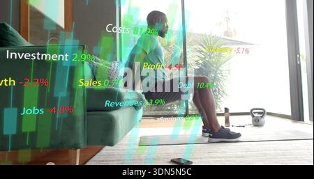 Trizepsdips machen Mann trägt Shorts mit grünem Sofa zu Hause mit Kettlebell, AR-Grafik Stockfoto