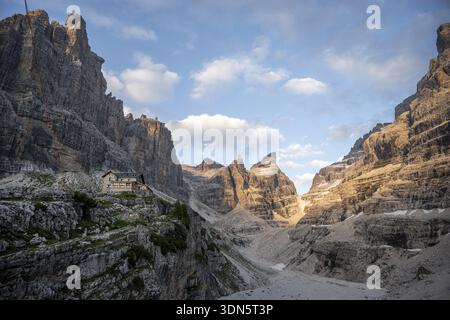 Rifugio Alberto e Maria ai Brentei, Castelletto Superiore und Cima Sella, Bocca di Tuckett im Rücken, Brenta, Brent Stockfoto
