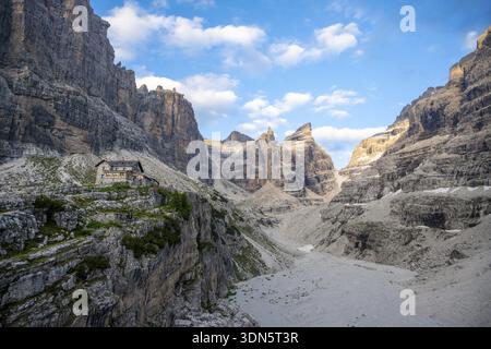 Rifugio Alberto e Maria ai Brentei, Castelletto Superiore und Cima Sella, Bocca di Tuckett im Rücken, Brenta, Brent Stockfoto