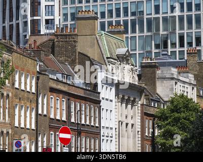 Straßenszene in London mit kontrastierender moderner und klassischer Architektur, City of Westminster, London, England, Großbritannien Stockfoto