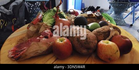 Verschiedene Speisen auf Holztisch, einschließlich Obst, Gemüse und Fleisch, Marokko Stockfoto