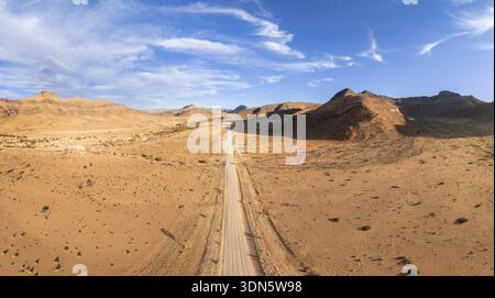 Aus der Vogelperspektive, ewig lange gerade Straße, Straße C14 durch die Naukluft Mountains, Wüste und trockene Berge, Namibia Stockfoto