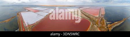 Blick aus der Vogelperspektive auf bunte trockene Pools mit Salz und Saline in der Nähe von Walvis Bay, Namibia Stockfoto