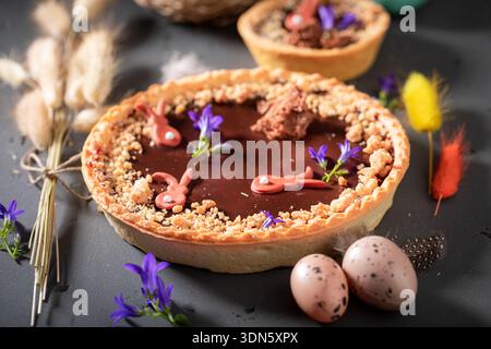 Brauner Schokoladenkuchen zu Ostern als traditionelles Osterdessert. Osterkuchen mit Schokolade. Stockfoto