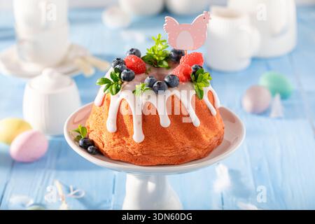 Hausgemachter Osterkuchen als traditioneller Osterkuchen. Ostergeschenk und Weihnachtsdekoration. Stockfoto