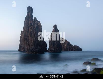 Seestapel in Porto Moniz. Hohe vulkanische Felsspitzen erheben sich aus dem Atlantik vor Madeira. Stockfoto