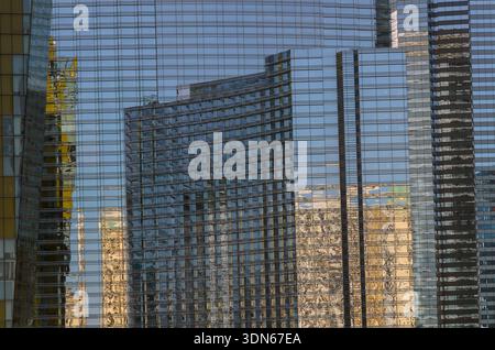 Gebäude in Las Vegas City reflektieren auf der Glasoberfläche das Licht scheint auf Strukturen und schafft eine interessante Aussicht. Stockfoto