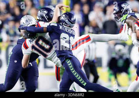 Santa Clara, Usa. Februar 2026. Seattle Seahawks Cornerback Devon Witherspoon rechts, trifft auf New England Patriots Quarterback Drake Maye links, während des vierten Viertels des Super Bowl LX im Levi's Stadium in Santa Clara, Kalifornien am Sonntag, den 8. Februar 2026. Foto: John Angelillo/UPI Credit: UPI/Alamy Live News Stockfoto