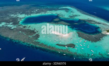 Abstrakte Überkopfansicht einer abgelegenen tropischen Sandbank im türkisfarbenen Ozeanwasser. Stockfoto