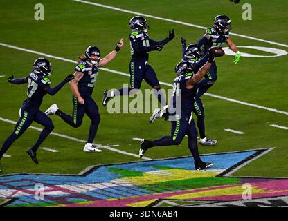 Levi's Stadium in Santa Clara, Kalifornien. Seattle Seahawks Defensive Tackle Byron Murphy II (91) feiert eine Fumble-Erholung New England Patriots Quarterback Drake Maye (10) fummelt den Ball während des NFL Super Bowl 60 LX Fußballspiels zwischen den New England Patriots und den Seattle Seahawks in Santa Clara, CA am 8. Februar 2026 Charles Baus/CSM. Quelle: Cal Sport Media/Alamy Live News Stockfoto