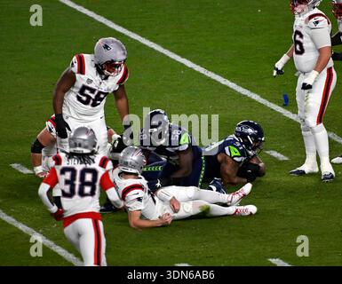 Levi's Stadium in Santa Clara, Kalifornien. Seattle Seahawks Defensive Tackle Byron Murphy II (91) feiert Fumble Recovery New England Patriots Quarterback Drake Maye (10) fummelt den Ball während des NFL Super Bowl 60 LX Fußballspiels zwischen den New England Patriots und den Seattle Seahawks in Santa Clara, CA am 8. Februar 2026 Charles Baus/CSM. (Credit Image: © Charles Baus/Cal Sport Media) Credit: CAL Sport Media/Alamy Live News Stockfoto