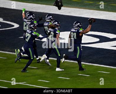 Levi's Stadium in Santa Clara, Kalifornien. Seattle Seahawks Defensive Tackle Byron Murphy II (91) feiert eine Fumble-Erholung New England Patriots Quarterback Drake Maye (10) fummelt den Ball während des NFL Super Bowl 60 LX Fußballspiels zwischen den New England Patriots und den Seattle Seahawks in Santa Clara, CA am 8. Februar 2026 Charles Baus/CSM. Quelle: Cal Sport Media/Alamy Live News Stockfoto