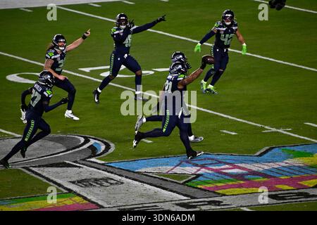 Levi's Stadium in Santa Clara, Kalifornien. Seattle Seahawks Defensive Tackle Byron Murphy II (91) feiert eine Fumble-Erholung New England Patriots Quarterback Drake Maye (10) fummelt den Ball während des NFL Super Bowl 60 LX Fußballspiels zwischen den New England Patriots und den Seattle Seahawks in Santa Clara, CA am 8. Februar 2026 Charles Baus/CSM. Quelle: Cal Sport Media/Alamy Live News Stockfoto