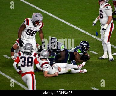 Levi's Stadium in Santa Clara, Kalifornien. Seattle Seahawks Defensive Tackle Byron Murphy II (91) feiert eine Fumble-Erholung New England Patriots Quarterback Drake Maye (10) fummelt den Ball während des NFL Super Bowl 60 LX Fußballspiels zwischen den New England Patriots und den Seattle Seahawks in Santa Clara, CA am 8. Februar 2026 Charles Baus/CSM. Quelle: Cal Sport Media/Alamy Live News Stockfoto