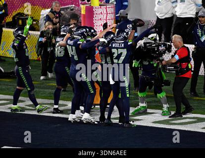 Levi's Stadium in Santa Clara, Kalifornien. Seattle Seahawks Defensive Tackle Byron Murphy II (91) feiert eine Fumble-Erholung New England Patriots Quarterback Drake Maye (10) fummelt den Ball während des NFL Super Bowl 60 LX Fußballspiels zwischen den New England Patriots und den Seattle Seahawks in Santa Clara, CA am 8. Februar 2026 Charles Baus/CSM. Quelle: Cal Sport Media/Alamy Live News Stockfoto