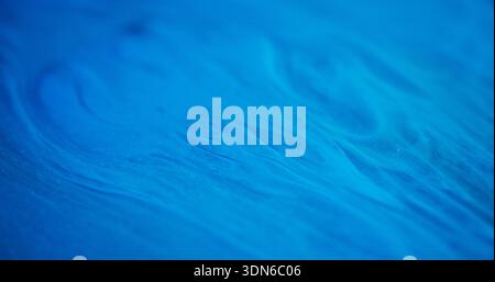 Farbstrahl Unschärfe Acrylfarbe blau Stockfoto
