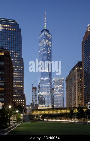 Das beleuchtete One World Trade Center überragt die Skyline von Lower Manhattan und den Hudson River bei Nacht in New York City. Stockfoto