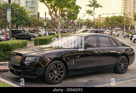Miami, Florida, USA - 08. Dezember 2024: Rolls-Royce Ghost Black Badge Car 2017 2022. Luxury Car 2022 Rolls-Royce Ghost Black Emblem. Auto 2022 Rollen Stockfoto