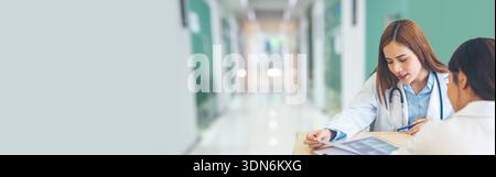 Banner zwei asiatische Ärztinnen diskutieren Besprechung Büro medizinische Klinik. Junge asiatische Ärztin, die auf Röntgenfilm blickt und Patientenkrankheiten zusammen berät Stockfoto