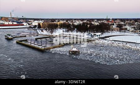 Aus der Vogelperspektive eines Eis- und schneebedeckten Bootsanlegeplatzes/Jachthafens im Winter Stockfoto
