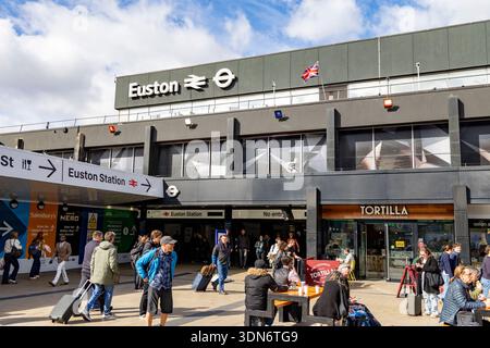 London Euston Railway Station, Hauptbahnbahnhof im Zentrum von London, der die Hauptstrecken der Westküste in England, Großbritannien bedient Stockfoto