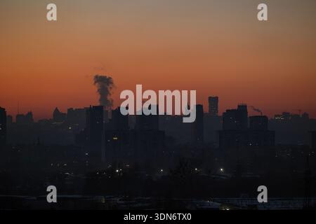 Kiew, Ukraine – 3. Februar 2026: Panoramablick auf Wohngebäude am linken Ufer des Dnipro-Flusses während des totalen Stromausfalls nach der russischen Rakete atta Stockfoto