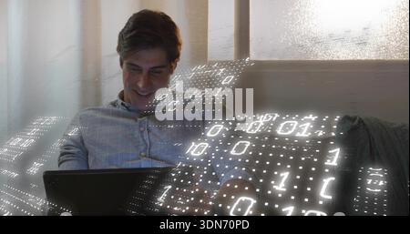 Sitzender Mann mit blauem Button-Down-Hemd mit Tablet auf Lounge-Sofa, Vorhängen, Binärüberzug Stockfoto