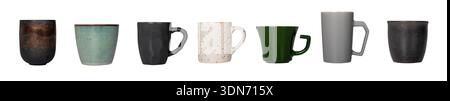 Set aus Keramikbechern und -Tassen mit verschiedenen Farben, Formen und Oberflächen, die in einer Reihe angeordnet sind. Trinkgeschirr für Kaffee, Tee, Stockfoto