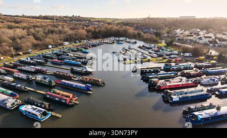 Daresbury Area Preston Brook Marina, Schmalbootverankerungen am Bridgewater Canal Stockfoto