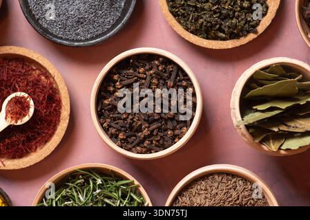 Dieses Nahaufnahme-Bild hebt ganze Nelken hervor und erfasst ihre komplizierten Details und die tiefbraune Farbe, die für die Vermittlung einzigartiger Aromen in verschiedenen Geschmacksrichtungen unerlässlich ist Stockfoto